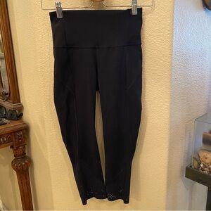 LULULEMON Women Black Perforated Athletic Cropped Pants Size 4